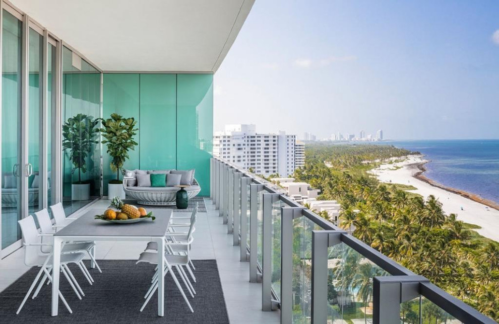 Photo of a contemporary balcony in Miami.