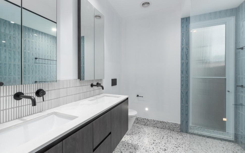 Источник вдохновения для домашнего уюта: ванная комната в викторианском стиле с серыми фасадами, ванной на ножках, унитазом-моноблоком, белой плиткой, керамической плиткой, белыми стенами, полом из терраццо, монолитной раковиной, мраморной столешницей, разноцветным полом, белой столешницей, тумбой под две раковины и подвесной тумбой