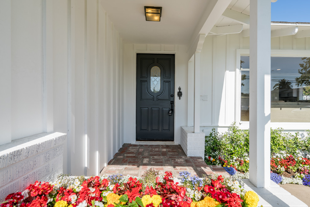 Transitional home design photo in Orange County
