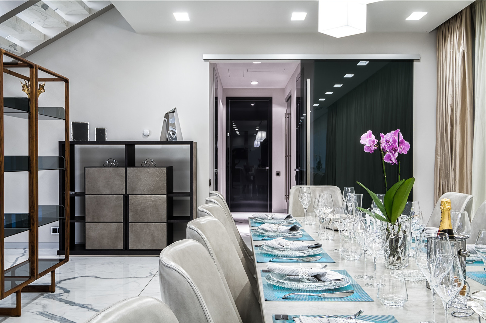 Просторный загородный дом в современном стиле