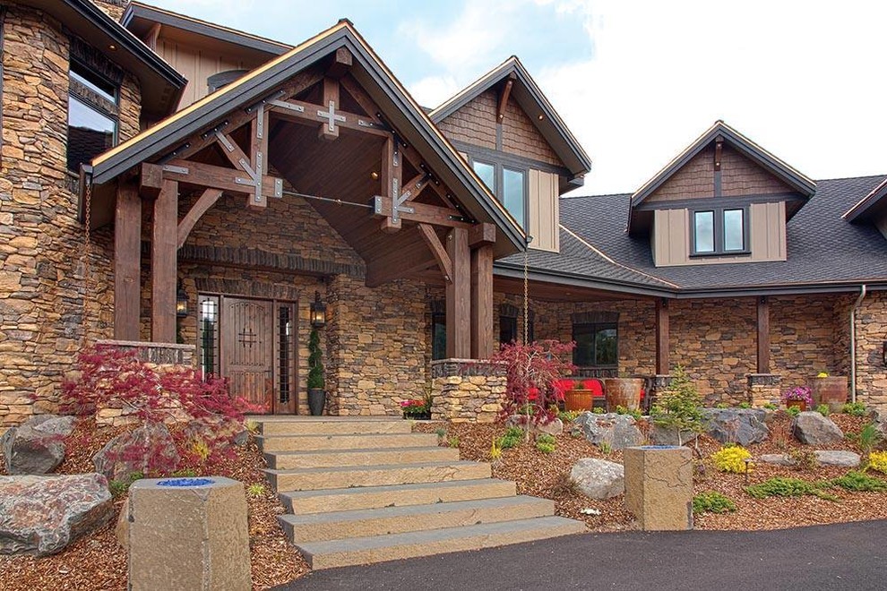 Example of a mountain style entryway design in Seattle