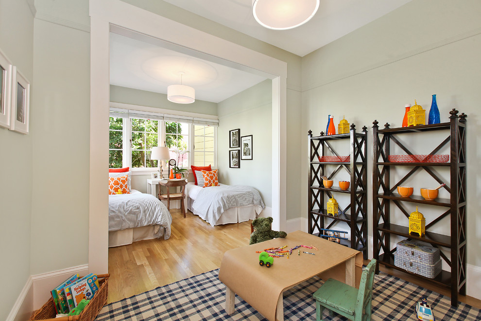 Diseño de dormitorio infantil de 4 a 10 años ecléctico con paredes grises y suelo de madera clara