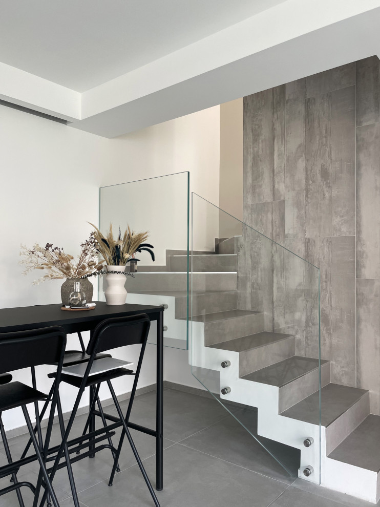 Mittelgroßes, Offenes Modernes Wohnzimmer mit Hausbar, grauer Wandfarbe, Porzellan-Bodenfliesen, TV-Wand, grauem Boden und Wandpaneelen in Mailand