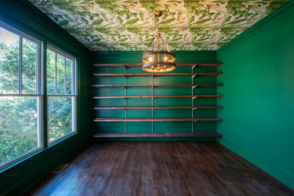 Aménagement d'un bureau rétro de taille moyenne avec une bibliothèque ou un coin lecture, un mur vert, parquet foncé, un sol marron et un plafond en papier peint.