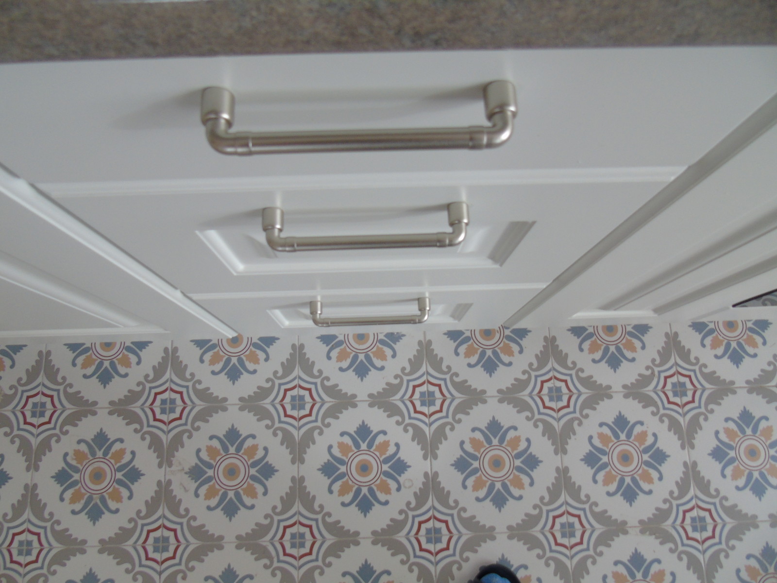 Белая кухня в квартире в Красногорске для заслуженного артиста России