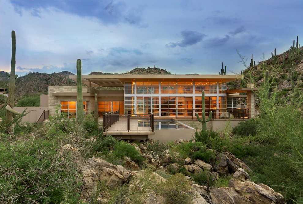 Contemporary one-storey glass exterior in Phoenix.