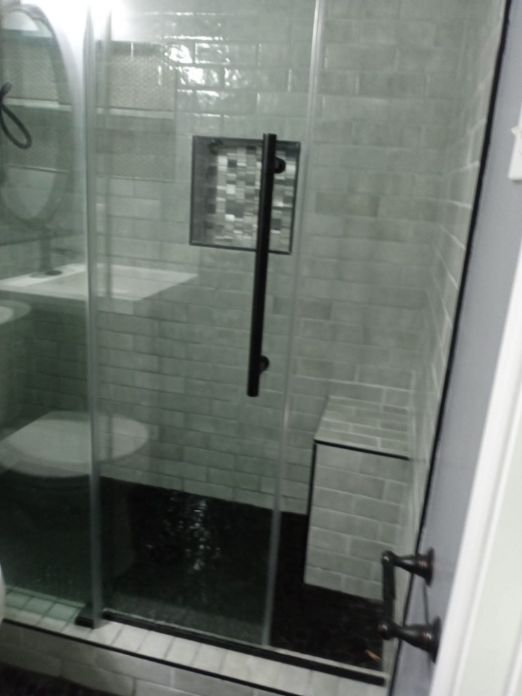 Inspiration för små moderna badrum för barn, med en öppen dusch, grå kakel, tunnelbanekakel, mosaikgolv, granitbänkskiva, vitt golv och dusch med skjutdörr
