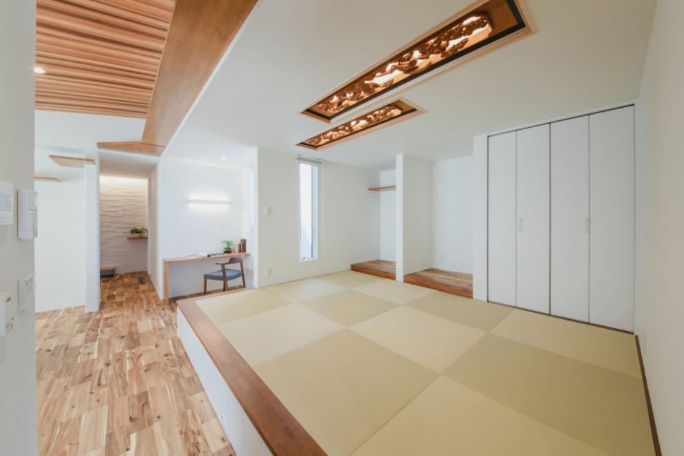 Aménagement d'un salon contemporain avec un mur blanc, un sol en bois brun, un sol marron, un plafond en papier peint et du papier peint.