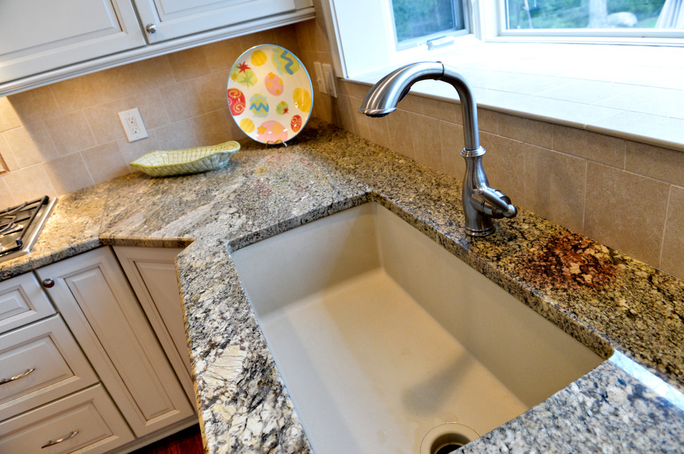 Home design - transitional home design idea in Cleveland