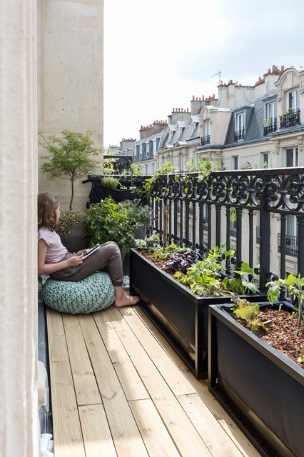 A Family Fills a Paris Balcony With Good Things to Eat