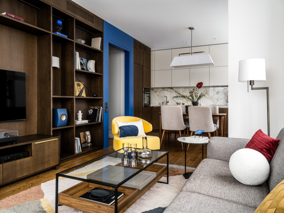 Mittelgroßes Modernes Wohnzimmer in grau-weiß ohne Kamin mit grauer Wandfarbe, braunem Holzboden, TV-Wand, braunem Boden und eingelassener Decke in Moskau