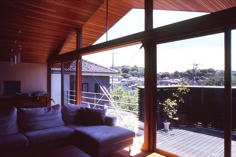 Cette image montre un salon chalet ouvert avec un sol en bois brun, aucune cheminée et un plafond en bois.