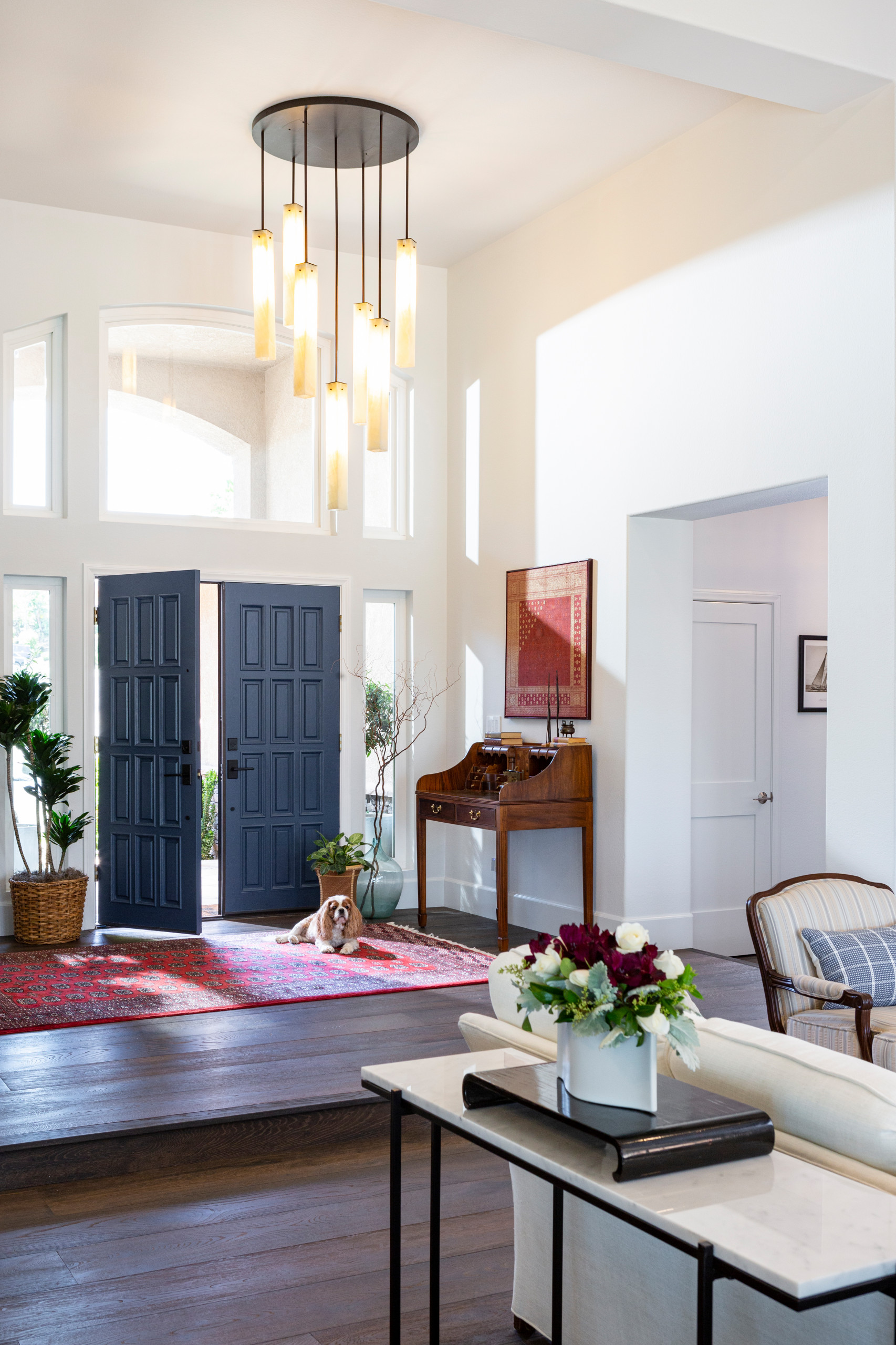 Transitional entryway photo in Los Angeles