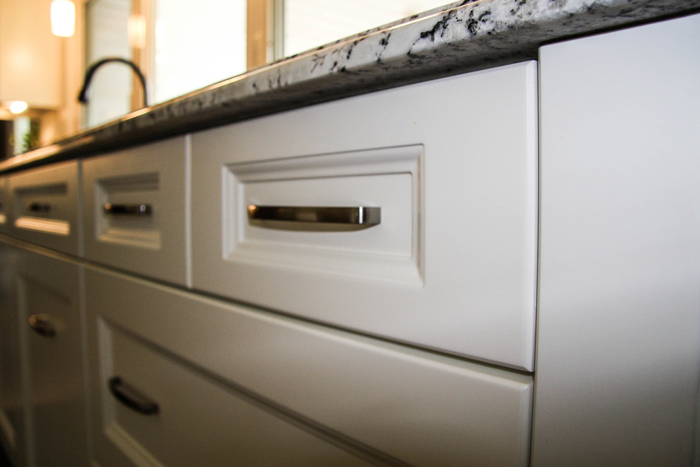 Kitchen - traditional kitchen idea in Toronto