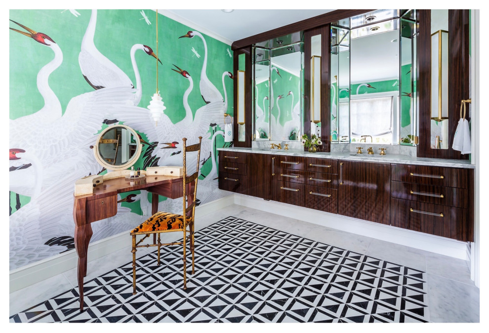 Bild på ett mellanstort eklektiskt vit vitt en-suite badrum, med släta luckor, skåp i mörkt trä, ett badkar med tassar, vit kakel, marmorkakel, gröna väggar, marmorgolv, ett undermonterad handfat, granitbänkskiva och flerfärgat golv