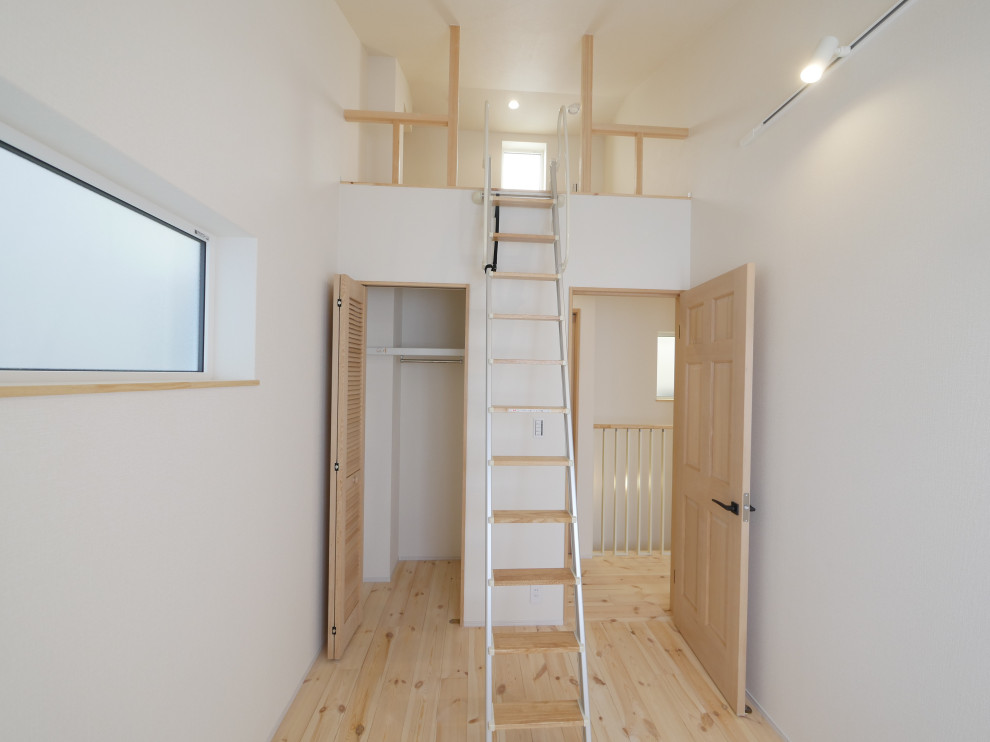 Modelo de dormitorio infantil blanco minimalista pequeño con paredes blancas, suelo de madera clara, suelo beige, papel pintado y papel pintado