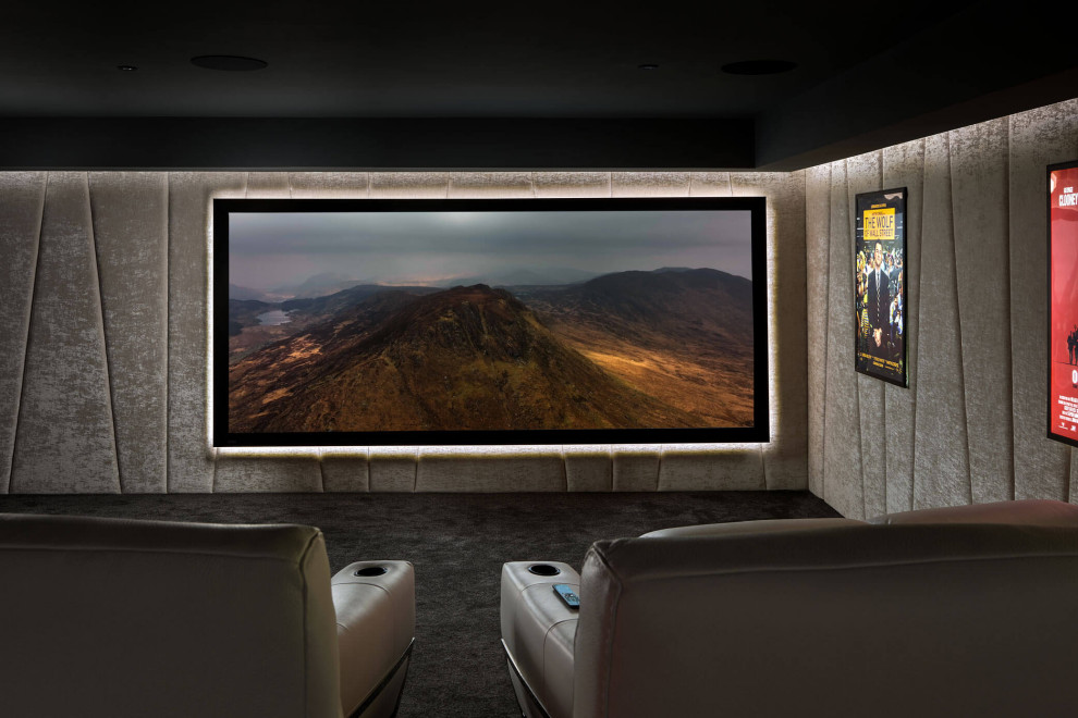 Immagine di un grande home theatre minimalista chiuso con pareti grigie, moquette, schermo di proiezione e pavimento grigio