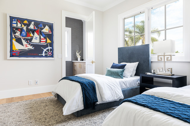 Transitional Mid-Sized Home clasico-renovado