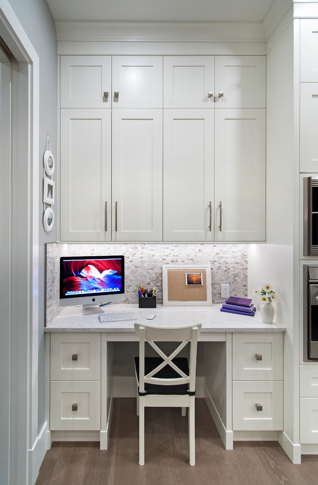 Kitchen - transitional kitchen idea in Vancouver