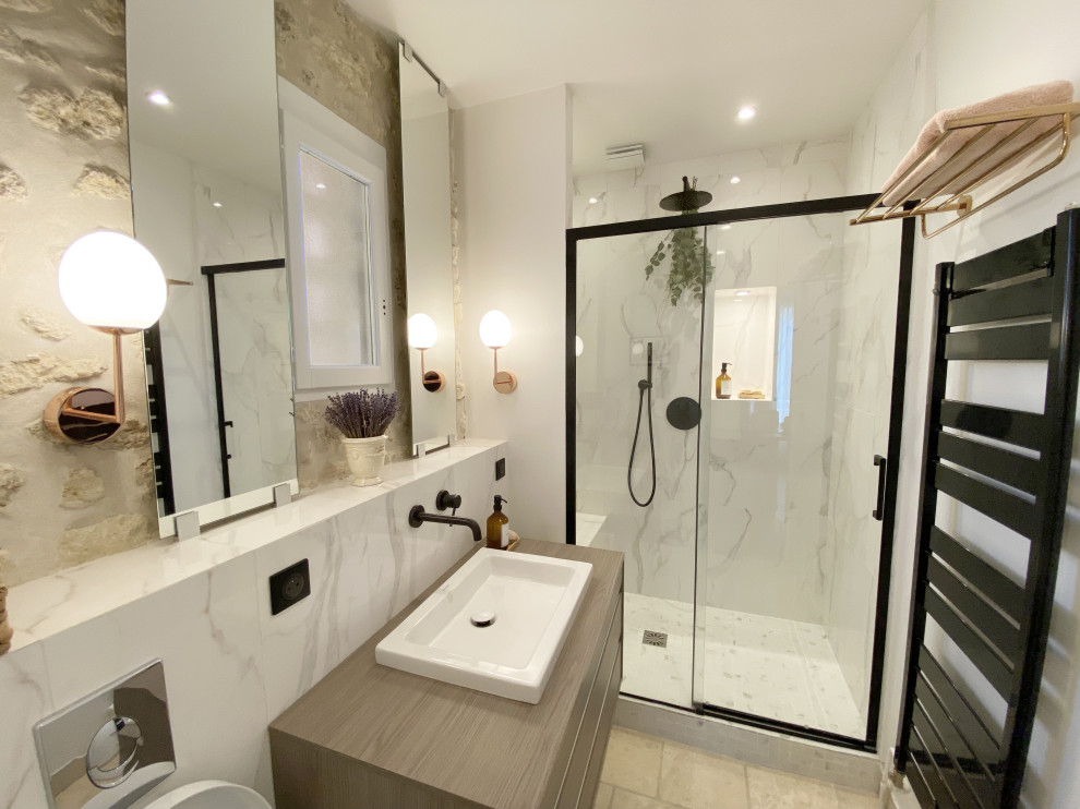 Idéer för stora funkis beige badrum med dusch, med en kantlös dusch, en vägghängd toalettstol, vit kakel, keramikplattor, vita väggar, travertin golv, ett konsol handfat, laminatbänkskiva, beiget golv och dusch med skjutdörr