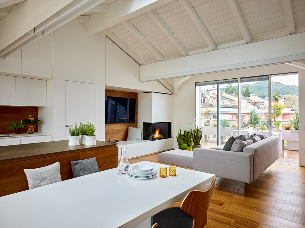 Идея дизайна: гостиная комната в современном стиле с деревянным полом, угловым камином, балками на потолке и панелями на стенах