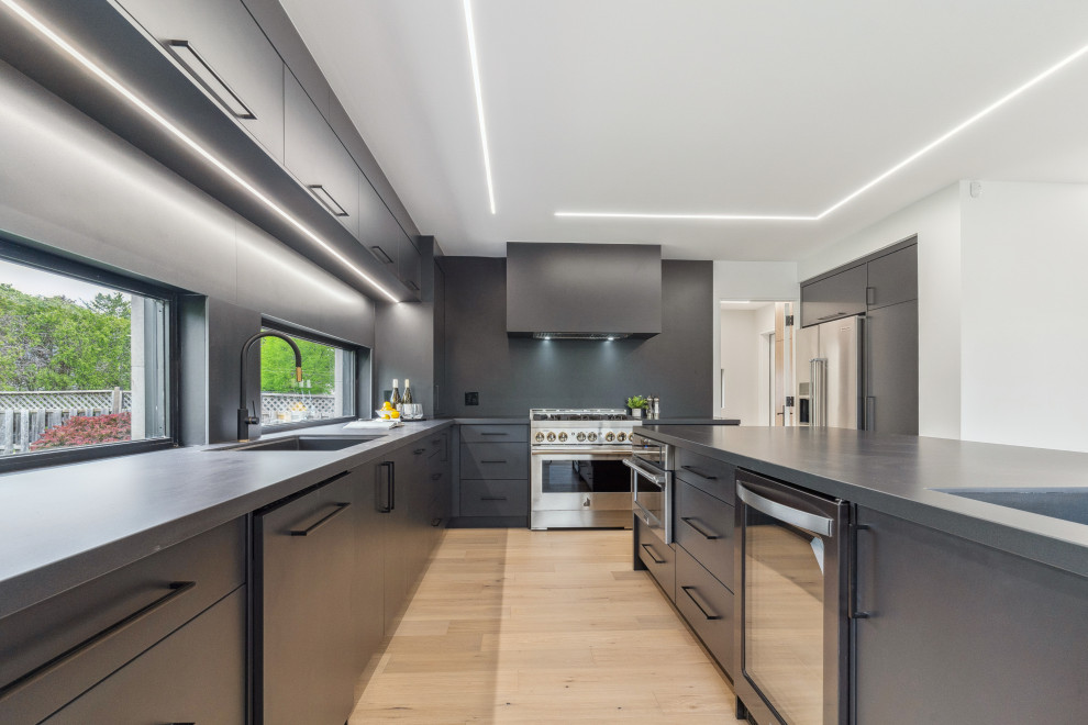 Example of a minimalist kitchen design in Toronto