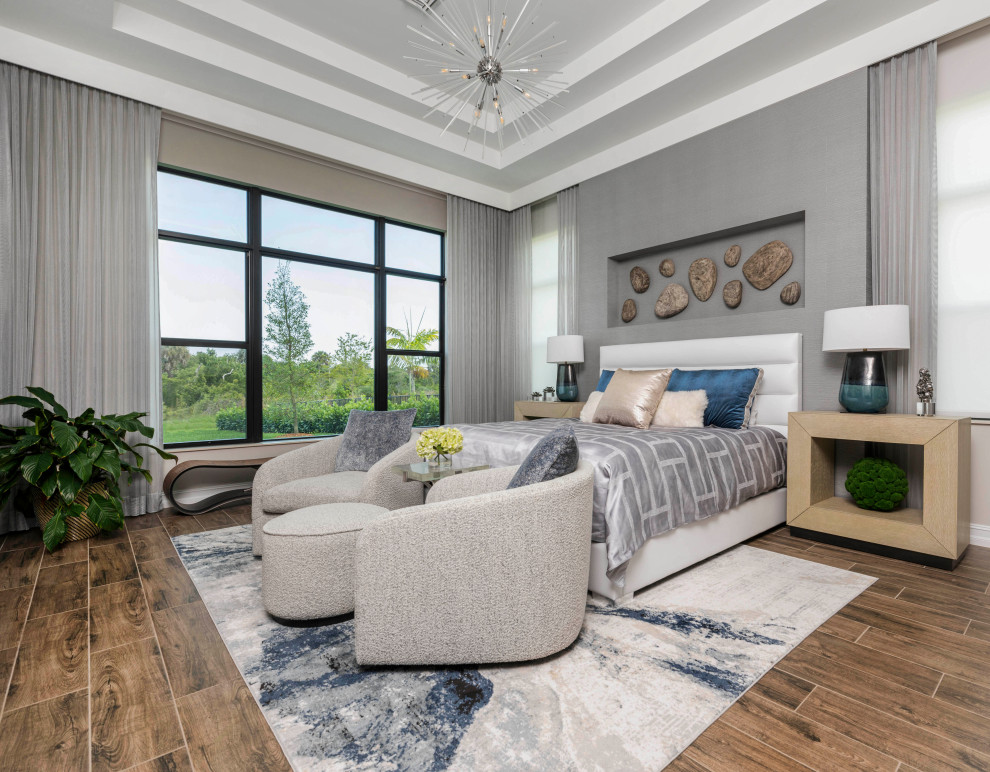 Modernes Schlafzimmer mit grauer Wandfarbe und eingelassener Decke in Sonstige