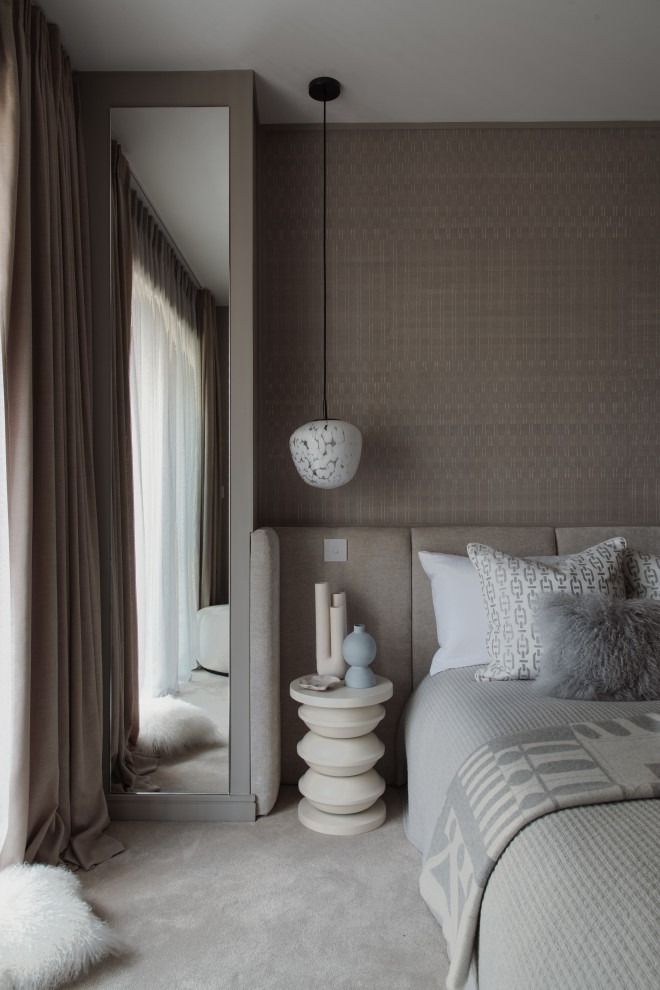 На фото: хозяйская спальня среднего размера в современном стиле с бежевыми стенами, ковровым покрытием, серым полом и обоями на стенах
