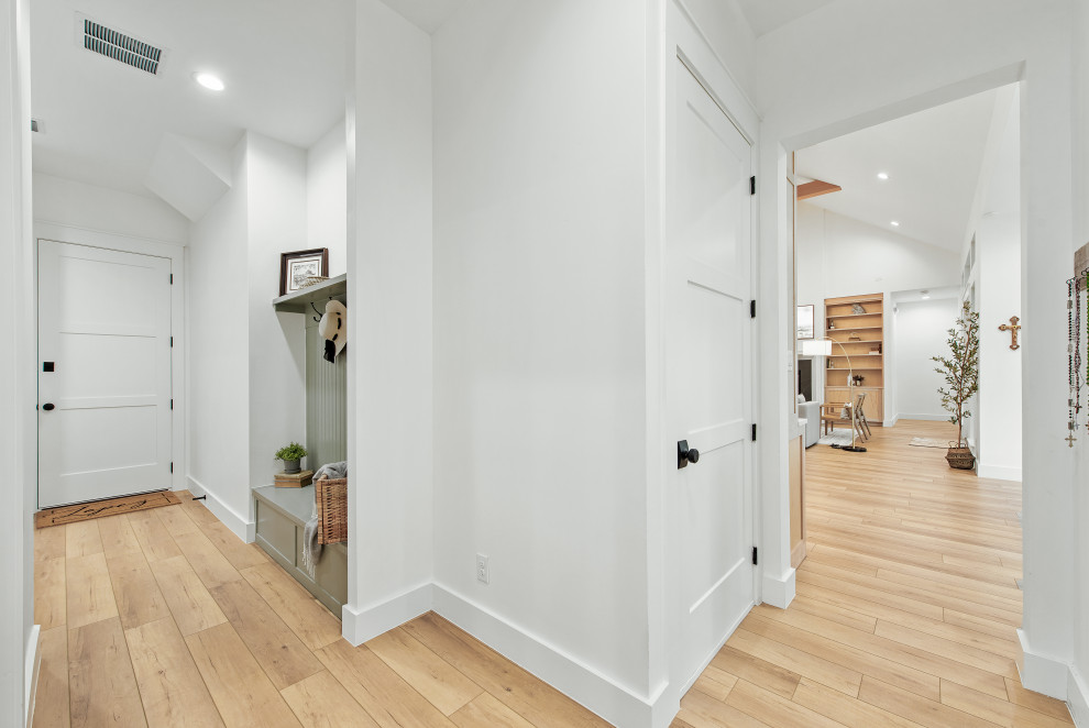 Idéer för mellanstora minimalistiska kapprum, med vita väggar, vinylgolv, en tvådelad stalldörr och en grön dörr