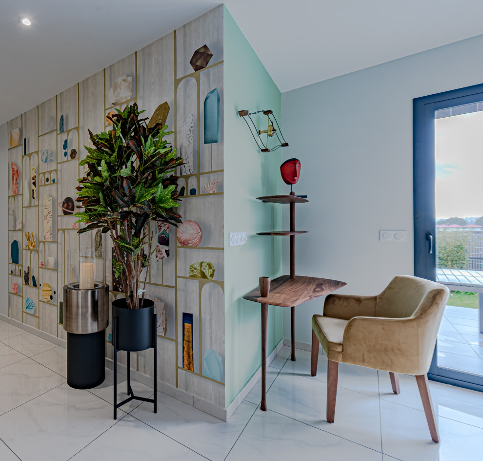 Идея дизайна: большая открытая гостиная комната в стиле модернизм с зелеными стенами, полом из керамической плитки, отдельно стоящим телевизором, бежевым полом и обоями на стенах без камина