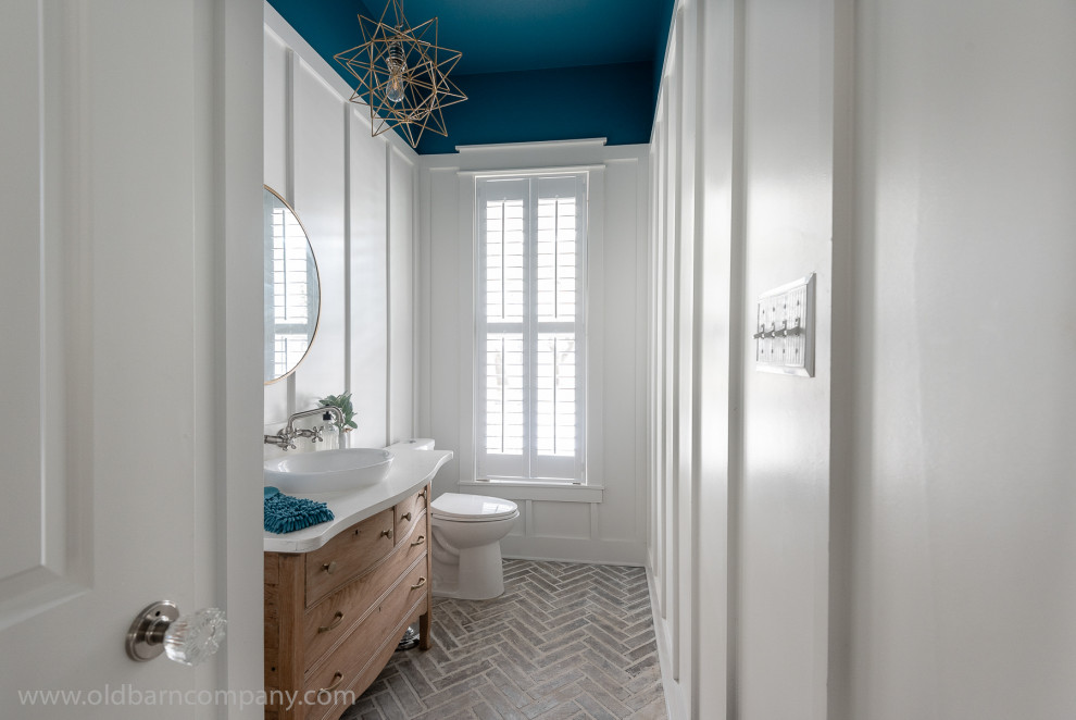 Bild på ett lantligt vit vitt en-suite badrum, med skåp i shakerstil, vita skåp, ett fristående badkar, en öppen dusch, vit kakel, keramikplattor, vita väggar, klinkergolv i porslin, ett undermonterad handfat, bänkskiva i kvartsit, grått golv och med dusch som är öppen