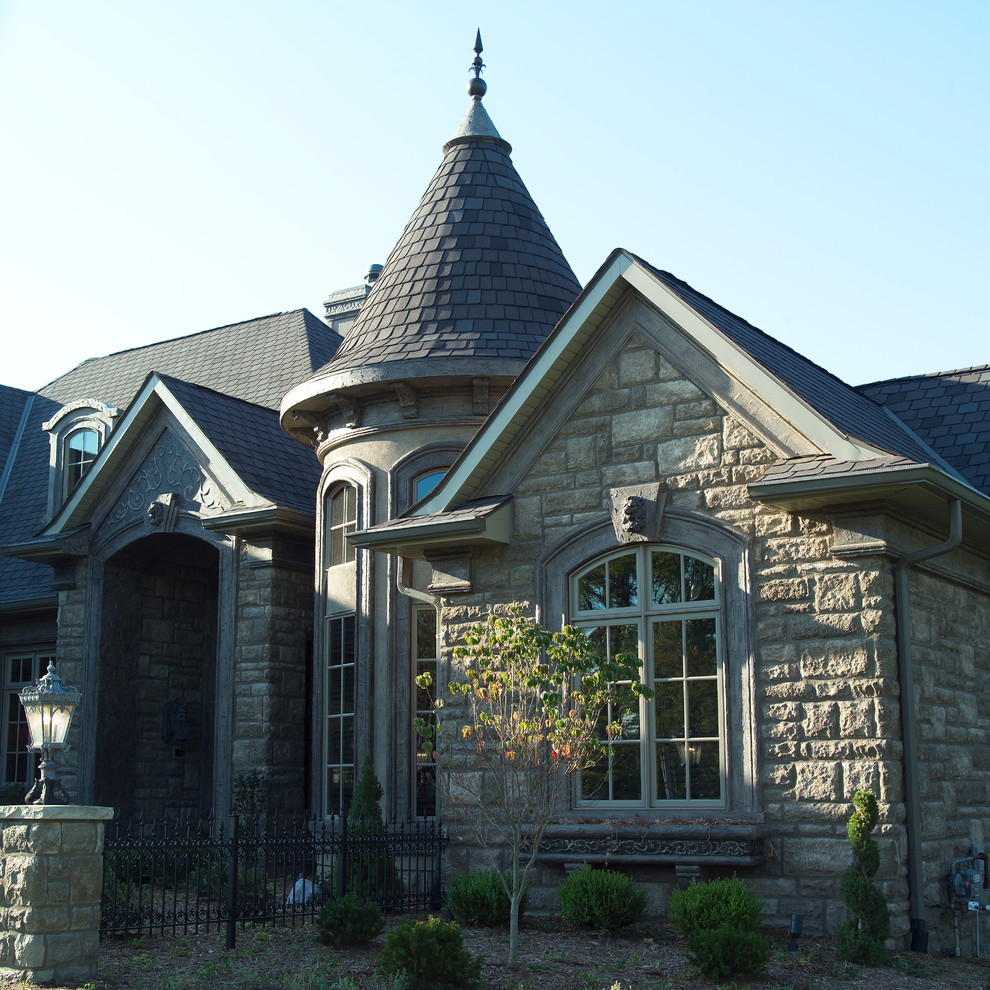 Inspiration for a large transitional exterior in Cedar Rapids.