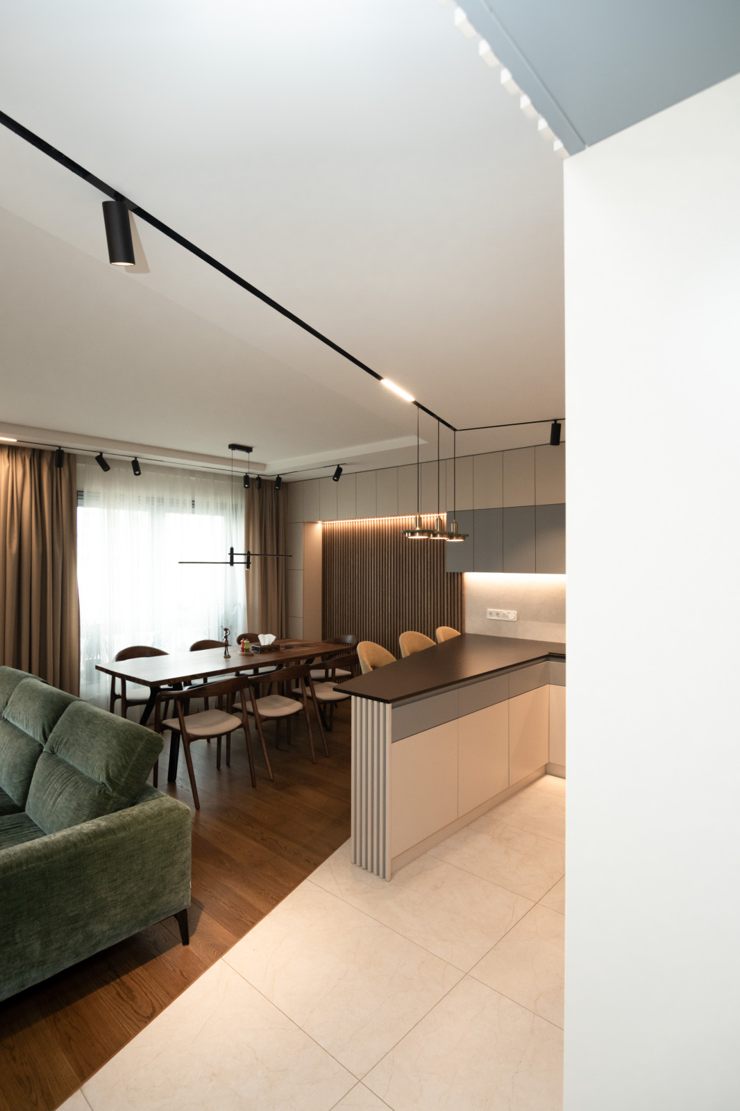 Современная кухня-гостиная с необычной барной стойкой и ТВ-зоной