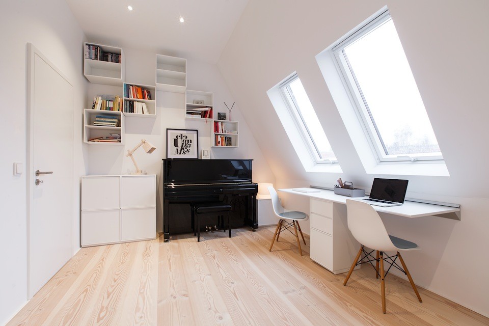 This is an example of a modern home office in Berlin.