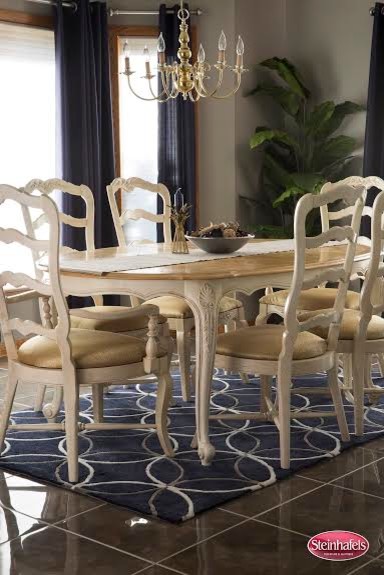 Dining room - transitional dining room idea in Milwaukee