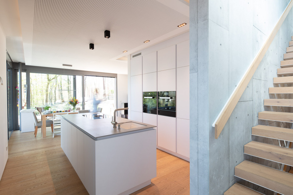 Modern kitchen in Dresden with with island.