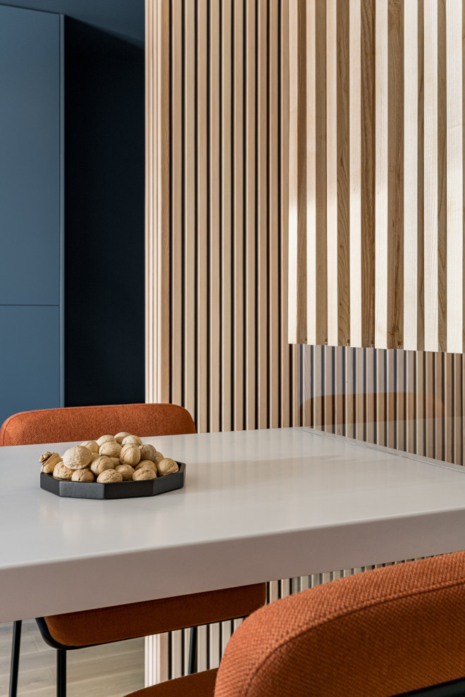 Inspiration pour une salle à manger design de taille moyenne avec un mur bleu, un sol en bois brun et un sol beige.