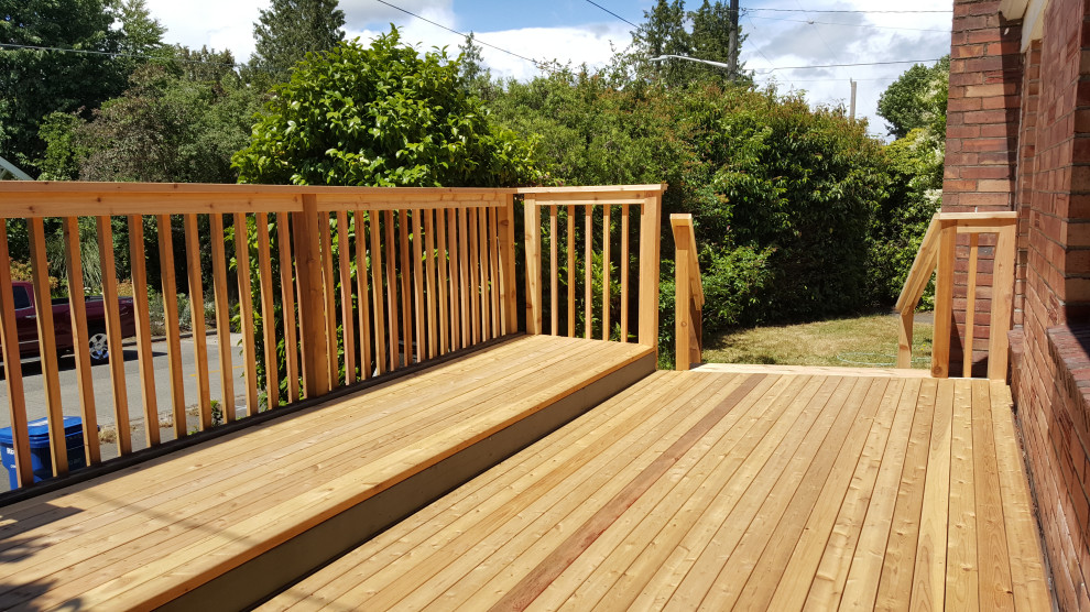 Small side yard deck photo in Seattle with no cover