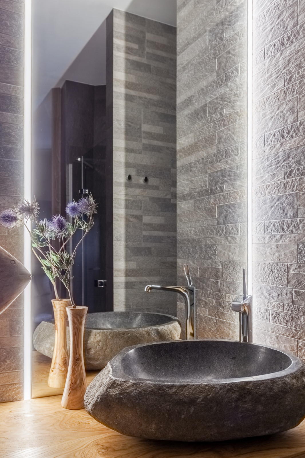 Спальня на подиуме, реечные перегородки и барная стойка в апартаментах 50 кв.м.