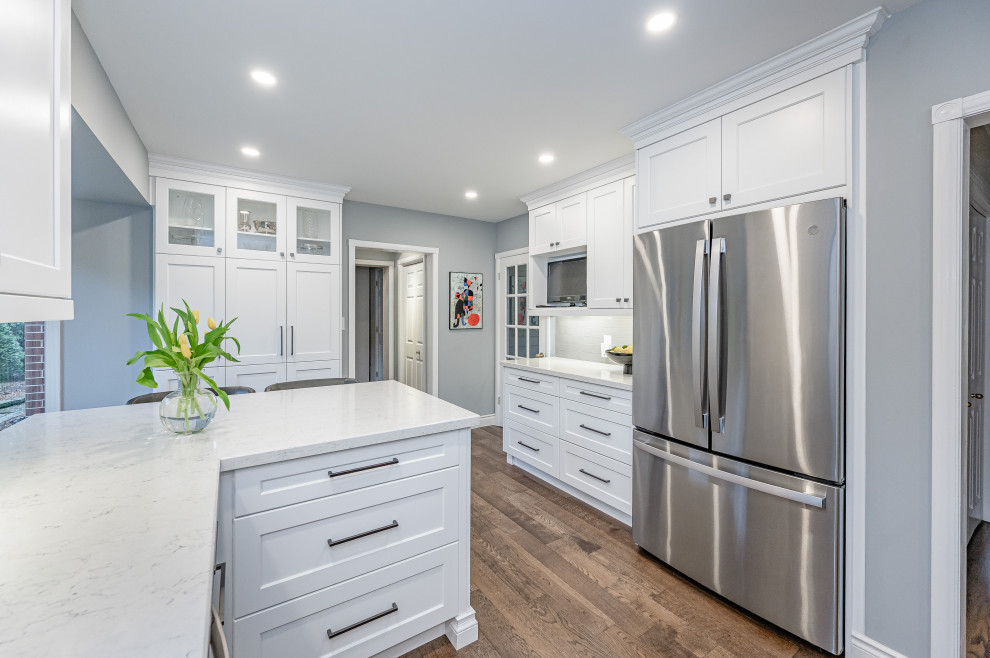 Kitchen - transitional kitchen idea