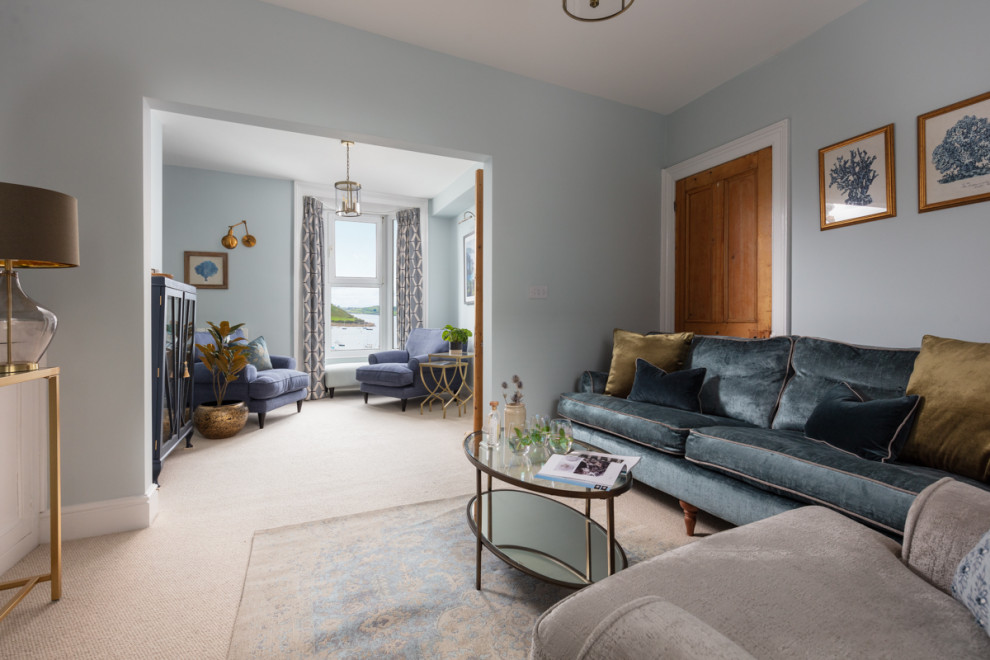 Immagine di un grande soggiorno vittoriano aperto con sala formale, pareti blu, moquette, nessun camino, TV a parete e pavimento beige