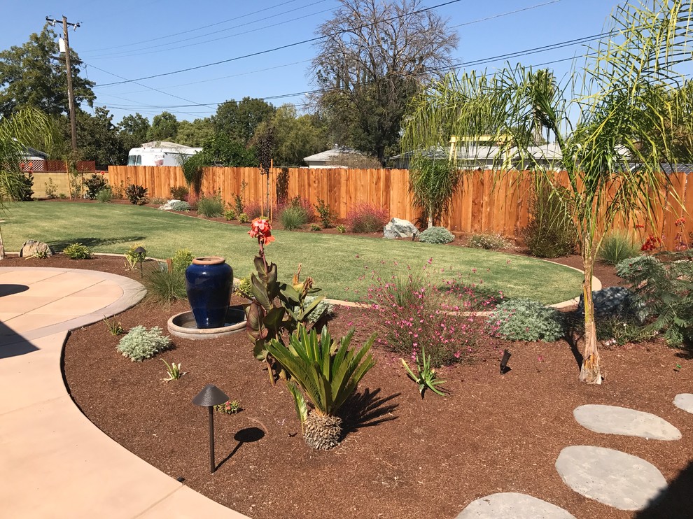 Photo of a large transitional full sun backyard mulch formal garden.