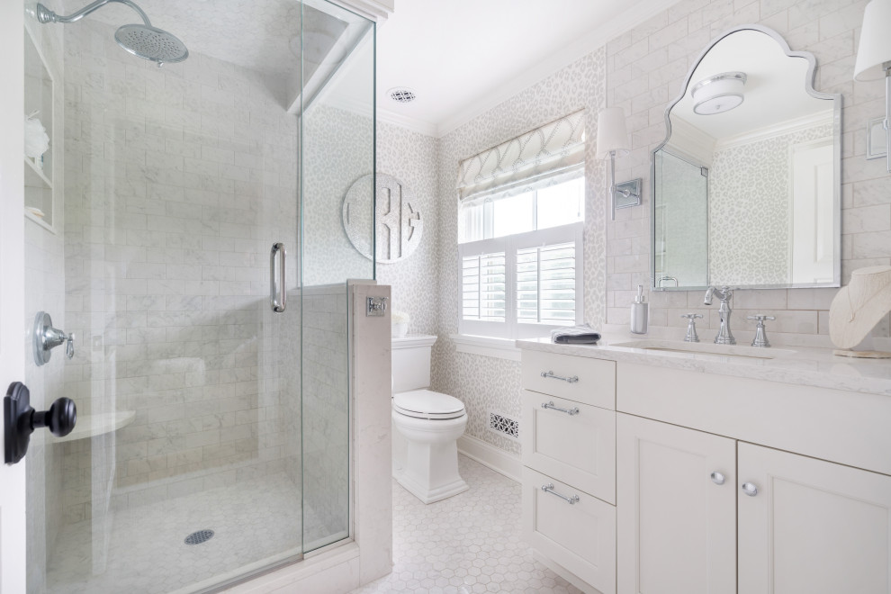 Ejemplo de cuarto de baño único con puertas de armario blancas, ducha esquinera, ducha con puerta con bisagras, lavabo bajoencimera y papel pintado