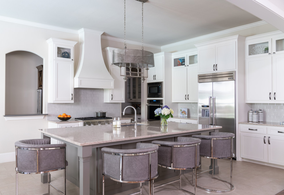 Example of a transitional home design design in Dallas