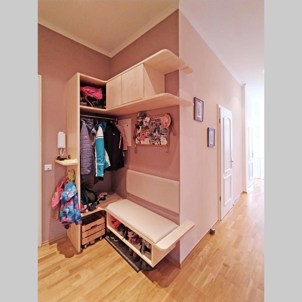 Источник вдохновения для домашнего уюта: коридор в современном стиле с розовыми стенами