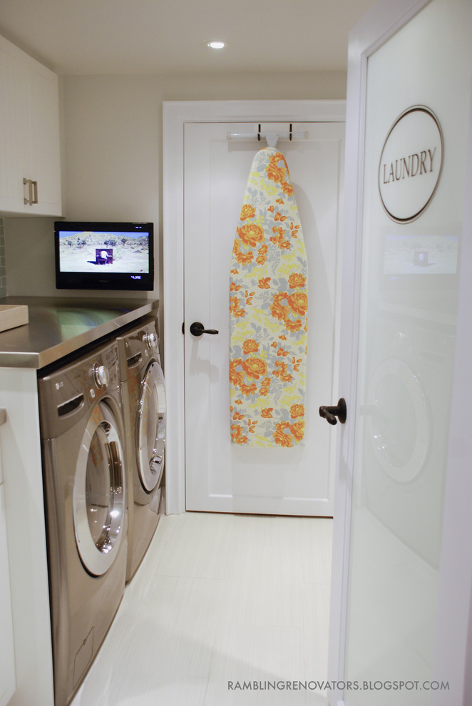 Photo of a contemporary laundry room in Toronto.