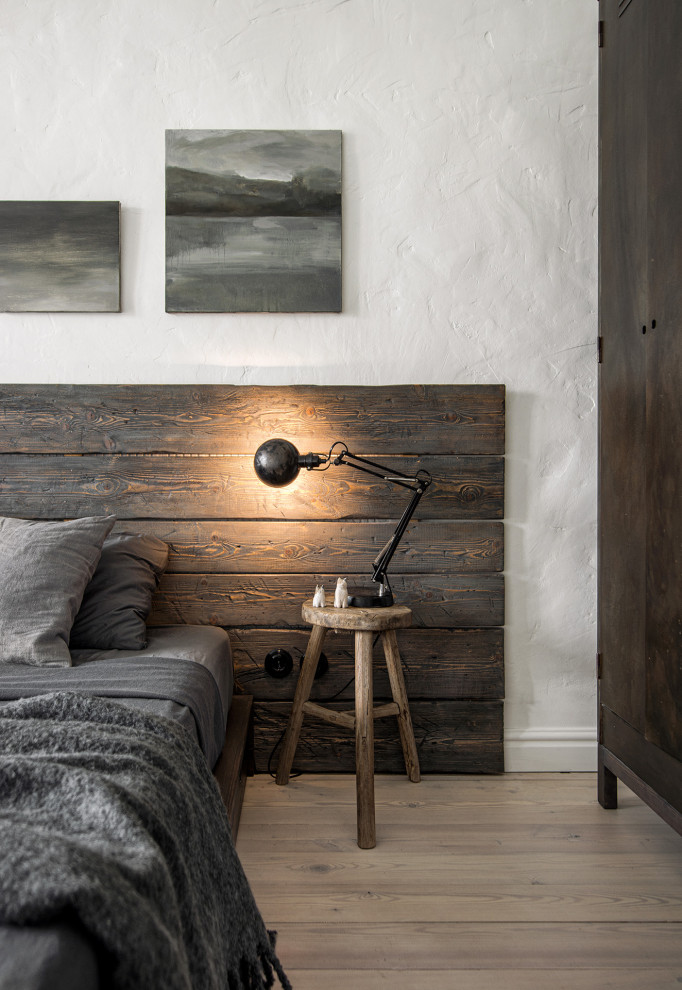 Esempio di una piccola camera matrimoniale scandinava con pareti bianche, pavimento in legno verniciato e pavimento bianco