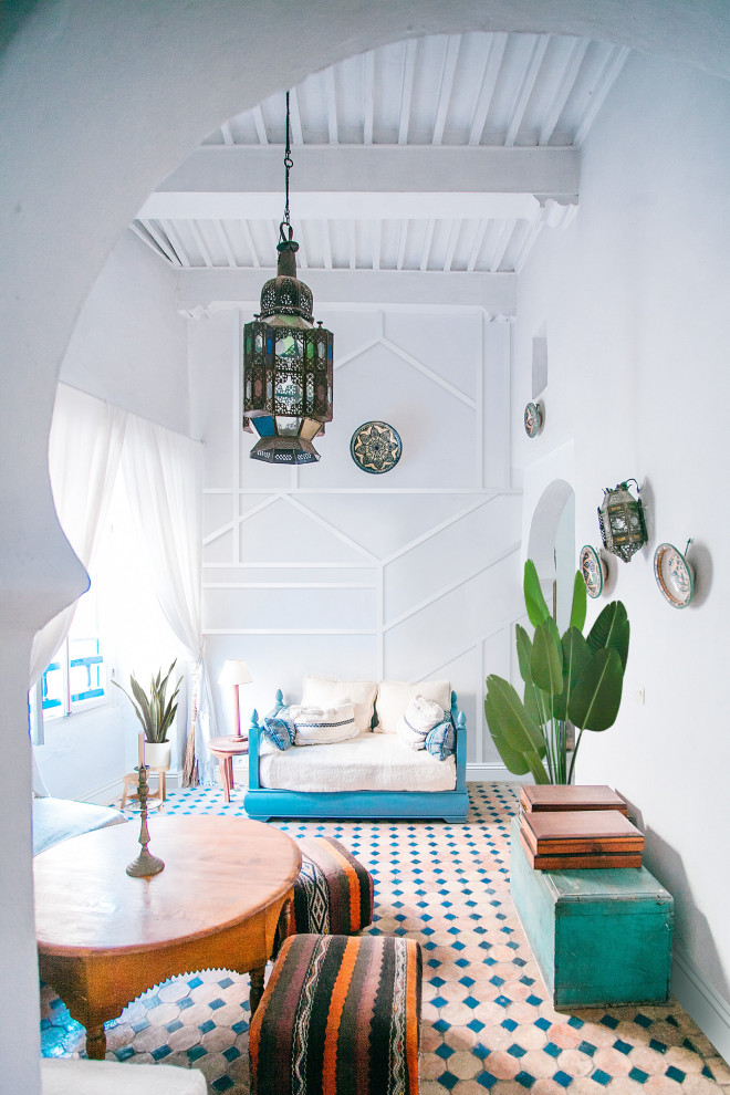 На фото: изолированная гостиная комната среднего размера в стиле фьюжн с белыми стенами, полом из керамической плитки, разноцветным полом и сводчатым потолком с