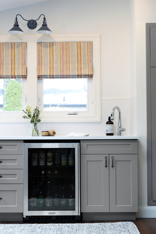 Kitchen - transitional kitchen idea in Toronto