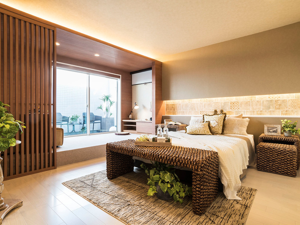 Asiatisches Hauptschlafzimmer mit beiger Wandfarbe, Sperrholzboden und weißem Boden in Sonstige